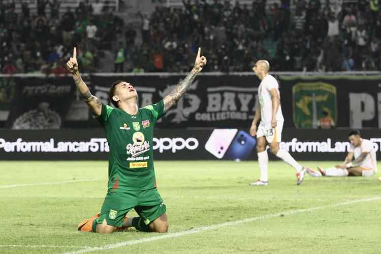 Aksi Paulo Gali Freitas pada laga Persebaya vs Borneo FC, Sabtu (20/12/2025).