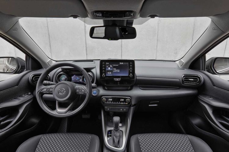 Kabin Mazda2 2022 di Eropa dengan basis Toyota Yaris Hybrid