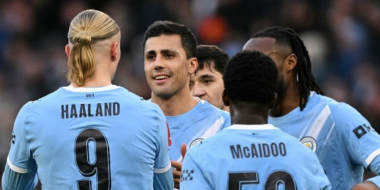 Para pemain Manchester City merayakan gol Rodri ke gawang Exeter City pada laga babak ketiga Piala FA di Stadion Etihad, Sabtu (10/1/2026).
