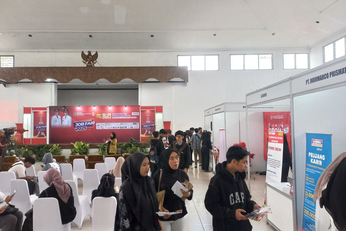 Para pencari kerja di Job Fair di Kota Yogyakarta saat mengunjungi tenant, Selasa (8/7/2025)