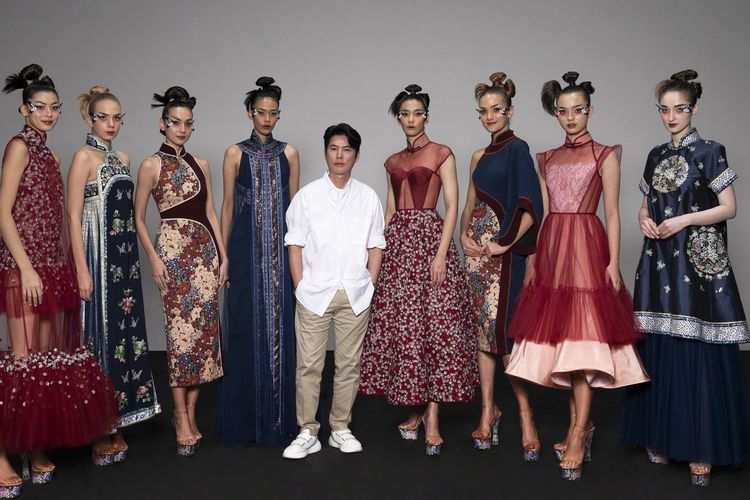 Desainer Sebastian Gunawan (tengah) bersama model yang memeragakan koleksi Imlek bertajuk Yao Xiang Wang Xi.