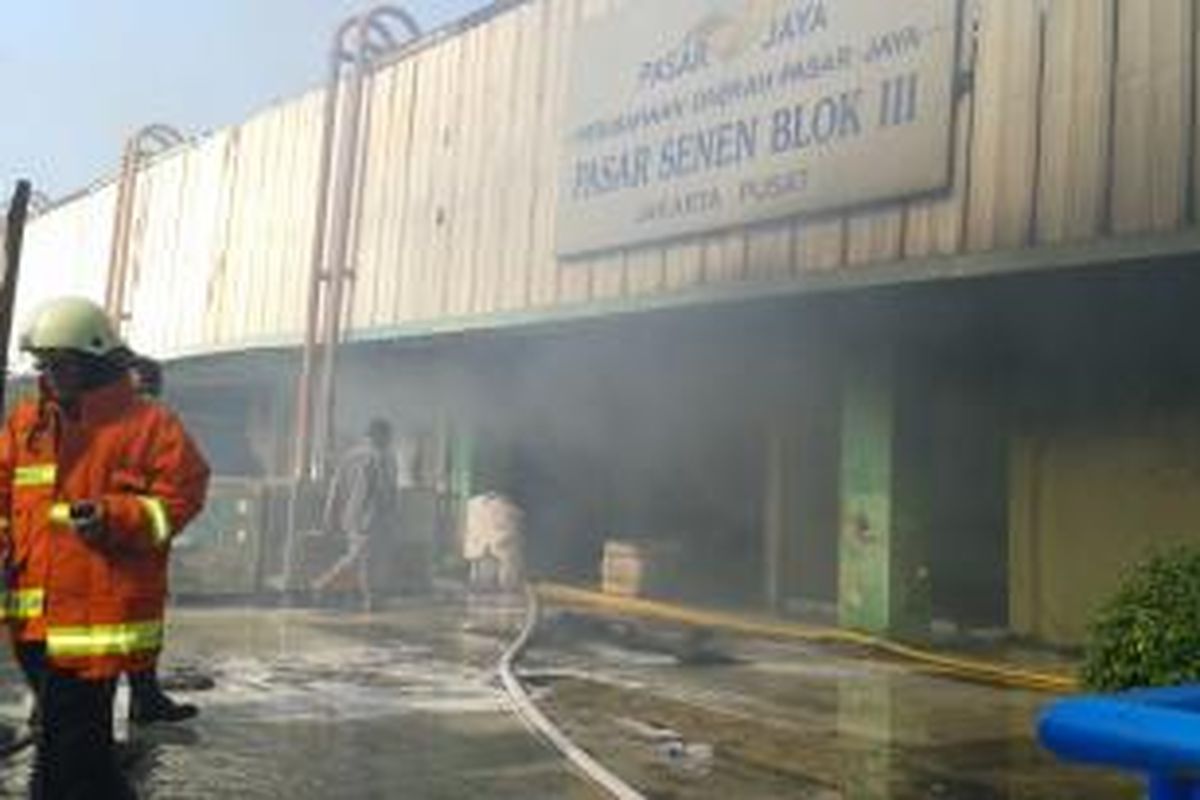 Kebakaran melanda Blok III Pasar Senen, Jakarta Pusat, Jumat (25/4/2014).