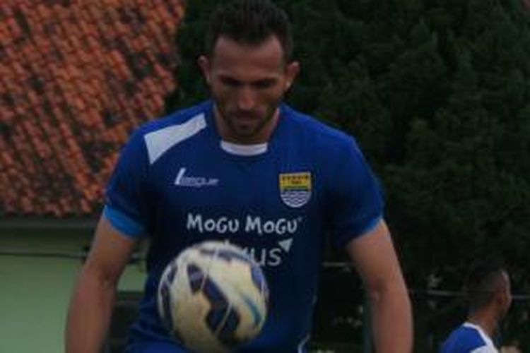 Penyerang Persib Bandung, Ilija Spasojevic, saat berlatih di Pusat Pendidikan Polisi Militer (Pusdikpom) Cimahi, Sabtu (28/3/2015) sore. 