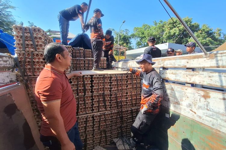 Di Tengah Turunnya Harga, Peternak Blitar Kirim 8,7 Ton Telur untuk Korban Gempa NTT