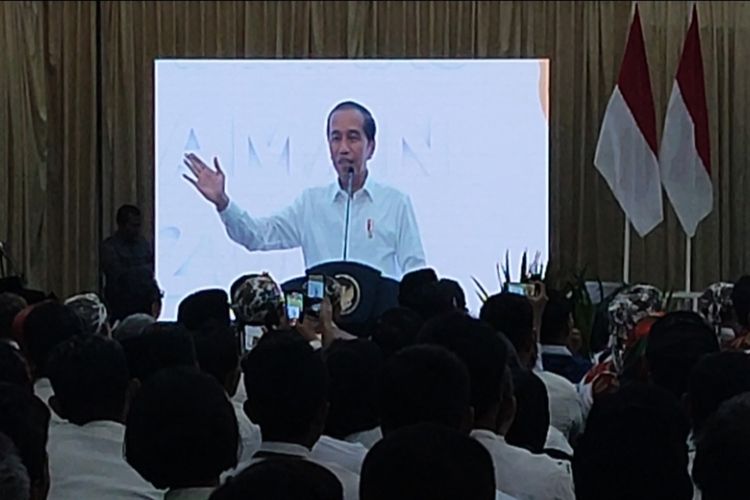 Presiden Joko Widodo memberikan pidato pesan menjadi Pilpres 2024 saat menghadiri Rampimnas Jaman 2023 di Kota Cirebon, Selasa (29/8/2023)