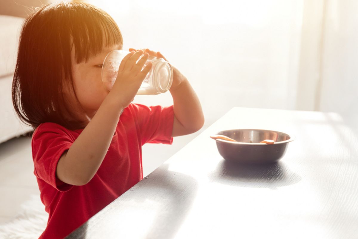 Ilustrasi anak minum susu