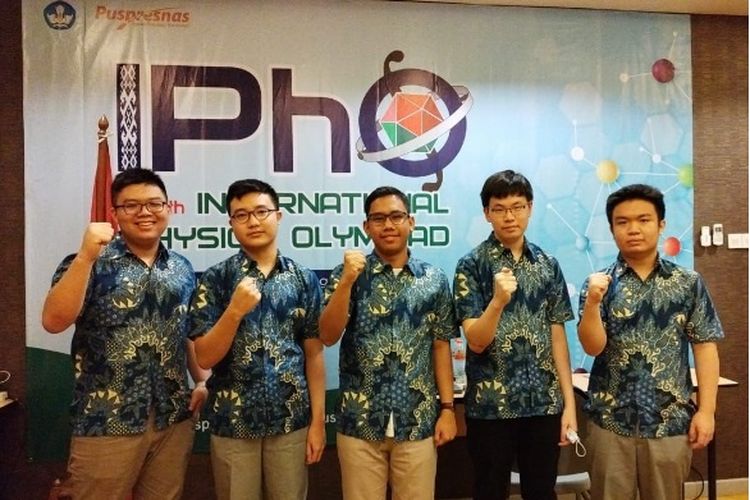 Foto Tim Indonesia Raih Medali Emas di Ajang Olimpiade Fisika