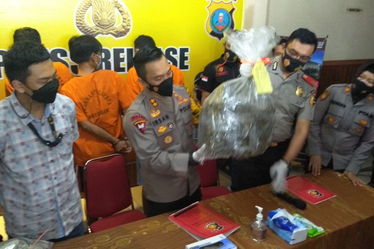 Wakapolrestabes Medan Ajun Komisaris Besar Polisi (AKBP) Irsan Sinuhaji didampingi Kapolsek Patumbak Komisaris Polisi (Kompol) Arfin Fachreza menunjukkan salah satu barang bukti ganja yang diamankan dari 3 orang tersangka yang ditangkap pada Jumat (9/4/2021) malam. Total barang bukti yang diamankan sebanyak 40 kilogram ganja.