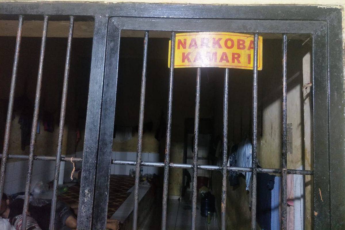 Ruang sel tahanan Mapolresta Palembang yang merupakan lokasi 30 tahanan kabur usai merusak ventilasi udara yang ada didalam sel, Minggu (5/5/2019).