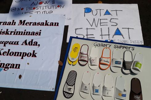 Bawa Sandal dan Batik, Warga Eks Dolly Gelar Aksi di Depan PN Surabaya
