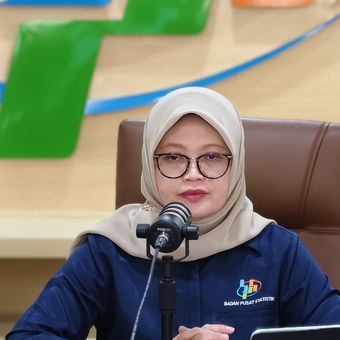 Deputi Bidang Statistik Distribusi dan Jasa BPS, Pudji Ismartini dalam konferensi pers di kantor BPS, Jakarta pada Senin (5/1/2026).