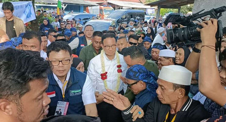 Awali Kampanye di Serang, Anies Diberi Golok Ciomas