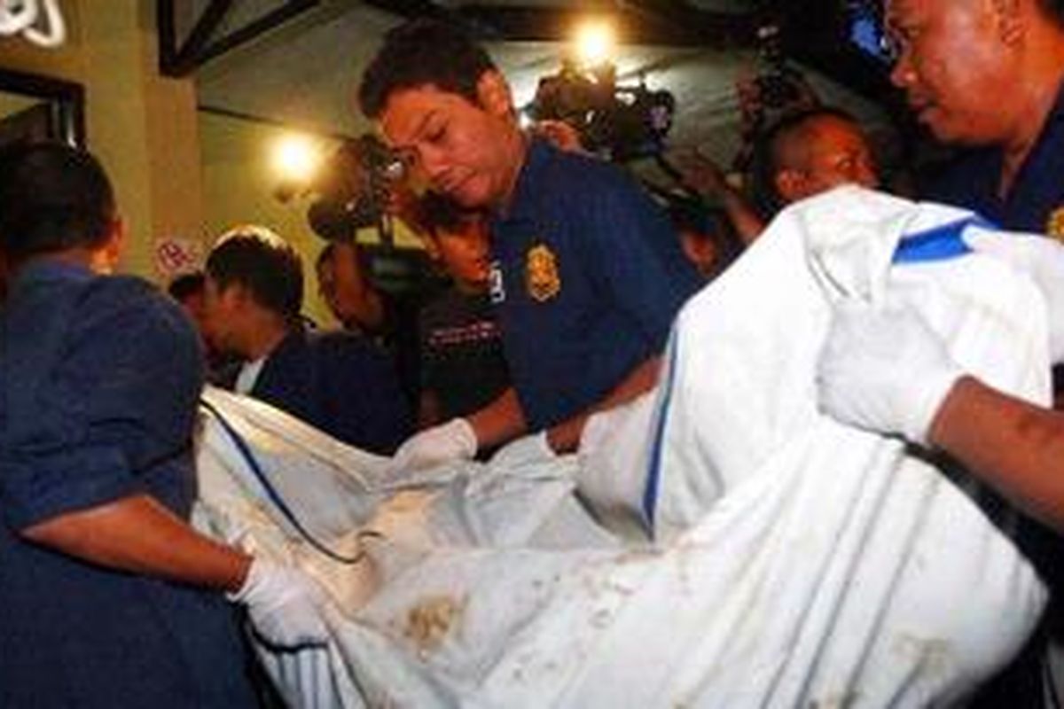 Jenazah yang diduga teroris yang tewas dalam penyergapan di Kampung Babakan Jati, Desa Cikampek Timur, Kecamatan Cikampek, Kabupaten Karawang, Jawa Barat tiba di RS Polri Sukanto, Jakarta Timur, Rabu (12/5/2010).