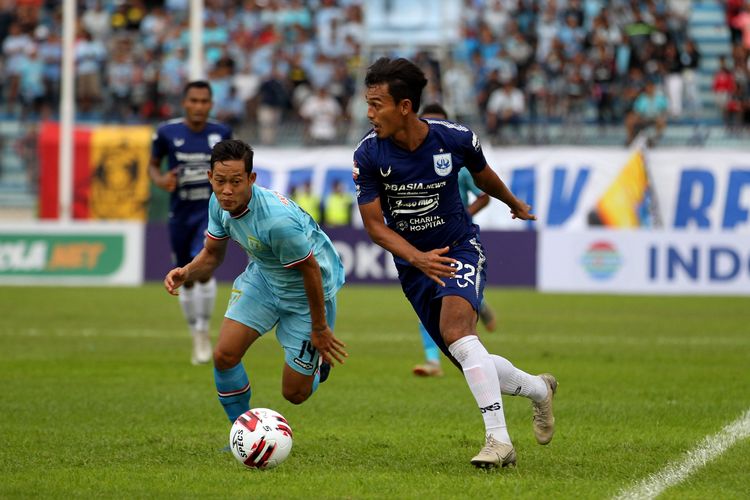 Pemain Persela Lamongan Ahmad Birrul Walidain dan pemain PSIS Semarang Hari Nur Yulianto mengejar bola pada pekan kedua Liga 1 2020 yang berakhir dengan skor 2-3 di Stadion Surajaya Lamongan, Jawa Timur, Sabtu (07/03/2020) sore.