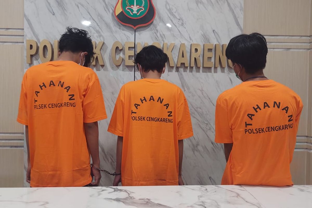 Polsek Cengkareng menangkap tiga remaja yang bekerja sama melakukan pencurian sepeda motor di parkiran apartemen di Cengkareng, Jakarta Barat, pada Minggu (24/7/2022) malam. 
