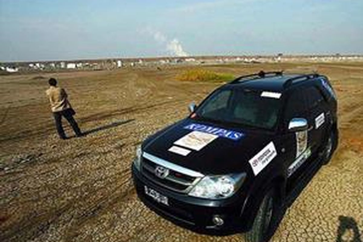 Tim Ekspedisi Kompas 200 Tahun Anjer-Panaroekan berhenti sejenak menyaksikan luapan lumpur Lapindo yang mengering di Kecamatan Porong, Sidoarjo, Jawa Timur, Sabtu (23/8). 