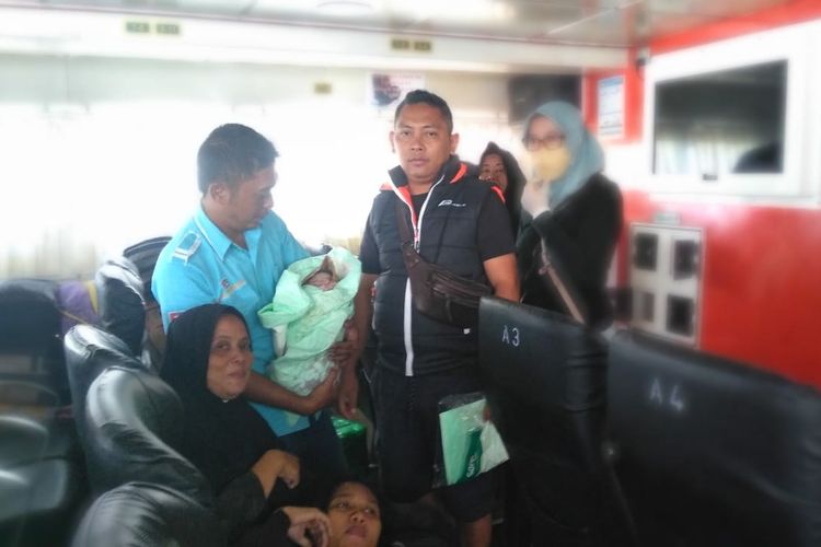 Bayi berjenis kelamin laki-laki saat dilahirkan di atas kapal Express Bahari 8E, ketika perjalanan dari Pulau Bawean menuju Gresik, Jawa Timur, Sabtu (11/3/2023).