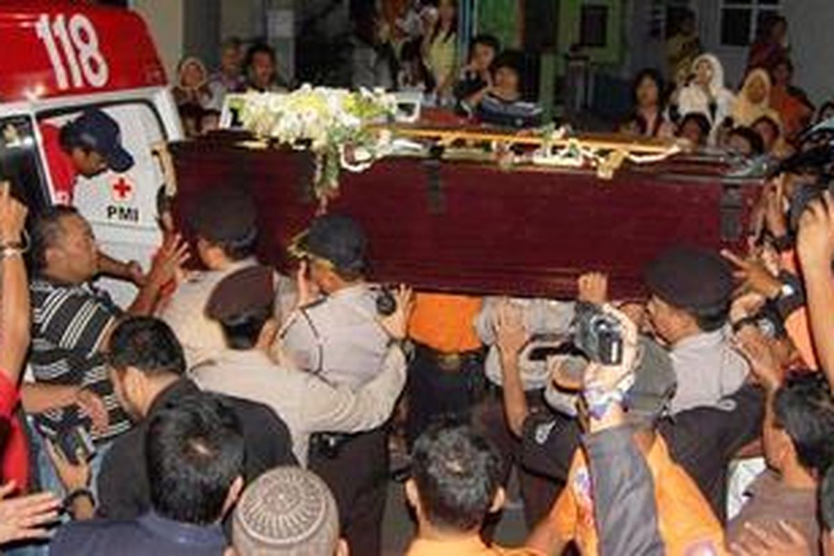 Suasana saat jenazah Aditya Sukardi, korban kecelakaan pesawat Sukhoi di Gunung Salak Jawa Barat, tiba di rumah kedua orang tuanya di Kabupaten Malang, Jawa Timur, Rabu (23/5/2012).