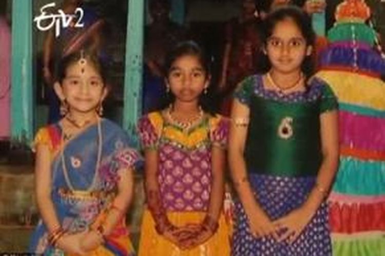 Jenazaha hangus Akshaya (9 tahun), Suri (6 tahun), dan Khushi (4 tahun), ditemukan di dekat sebuah perguruan tinggi teknik tidak jauh dari kota kecil Nizamabad, Andhra Pradesh. 