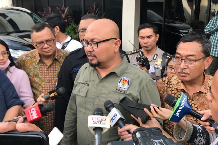 Komisioner Komisi Pemilihan Umum (KPU) Ilham Saputra di sela kunjungan pencetakan surat suara perdana di PT Aksara Grafika Pratama, Jakarta Timur, Minggu (20/1/2019).