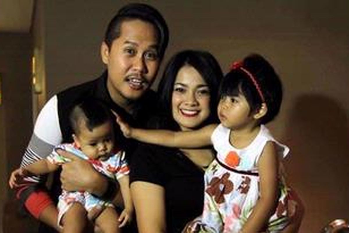 Artis peran dan pembawa acara Nirina Zubir bersama suaminya, gitaris Ernest Fardiyan Sjarif dan kedua anak mereka menghadiri acara pemutaran film Bidadari Bidadari Surga di Planet Hollywood XXI, Jalan Gatot Subroto, Jakarta Selatan, Selasa (4/12/2012). 