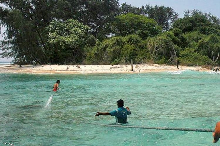 Polisi hutan Seksi II Taman Nasional Kepulauan Seribu, Kepulauan Seribu, Jakarta, melakukan patroli di kawasan Pulau Belanda, Rabu (12/8/2015). Nelayan sering dijumpai memasuki kawasan zona inti taman nasional. Padahal, zona inti tersebut merupakan kawasan konservasi laut yang terlarang dimasuki tanpa izin.