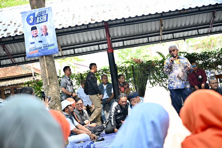 Suasana acara Teras ASIH yang diadakan oleh Paslon Gubernur dan Wakil Gubernur nomor urut 3 Ahmad Syaikhu-Ilham Habibie di Lapang Neglasari, Jalan Cikutra, Kota Bandung, Rabu (2/10/2024). 
