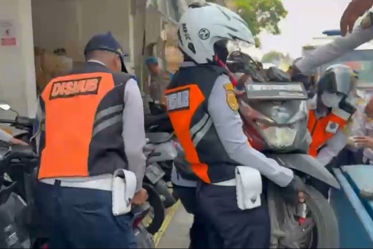 Gara-gara Parkir Sembarangan di Bahu Jalan Jaktim, 13 Mobil dan 42 Motor Diangkut