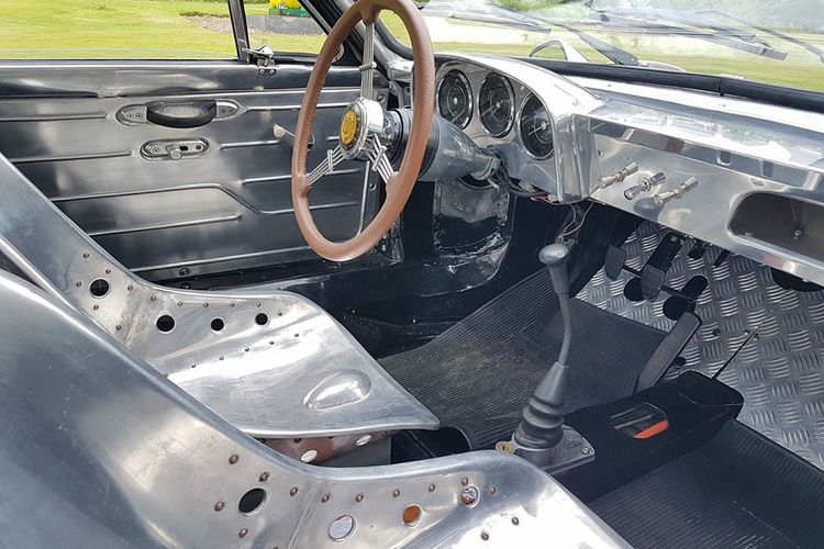 Bagian interior replikas Porsche 356 garapan Yumos Garage.
