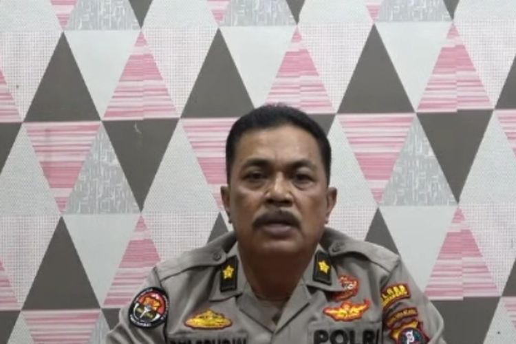 Kasi Humas Polres Labuhanbatu, Kompol Syafrudin saat menyampaikan keterangan pers soal viral aksi wanita bernama Nurliana Ritonga berteriak di Polres Labuhan Batu