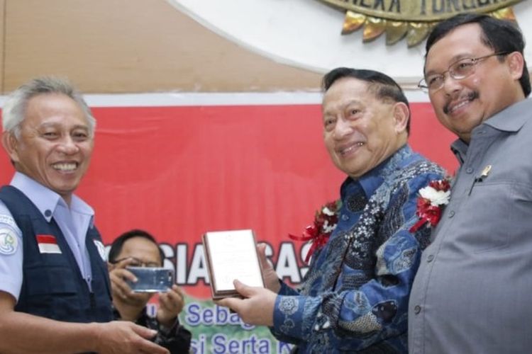 Pemberian cenderamata oleh Ketua DPD IPKANI yang baru saja dilantik kepada Wakil Ketua MPR RI E. E. Mangindaan (Dok. MPR RI)