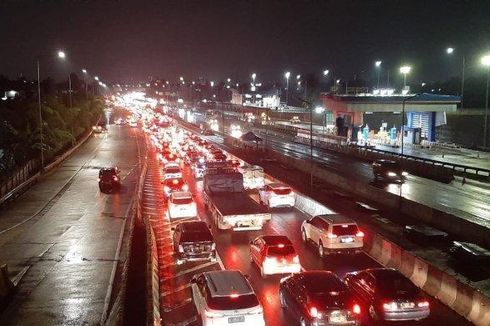 Penampakan Tol BSD yang Macet Parah Imbas Terendam Banjir