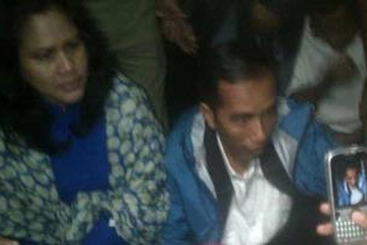 Gubernur DKI Jakarta Joko Widodo bersama isterinya Iriana Widodo meninjau kondisi pengungsi di daerah Kampung Pulo Jakarta Timur Kamis (17/1/2013) malam. Disana Jokowi memberikan bantuan yaitu beras 3 ton, buku tulis, dan selimut untuk para pengungsi.