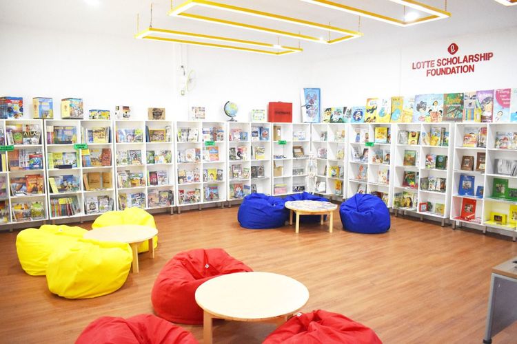 Perpustakaan sekolah yang direnovasi Lotte Shopping Avenue di Jakarta Timur.