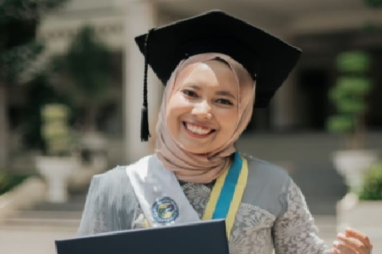 Wisudawan Universitas Negeri Yogyakarta (UNY) Athi'.