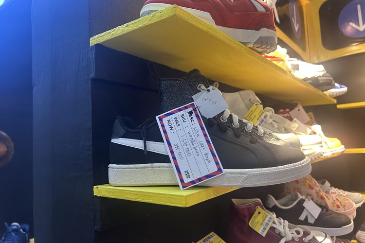 Sneakers dengan harga di bawah Rp 400.000 di beberapa booth di Jakarta Sneakers Day 2025, Jumat (14/2/2025).