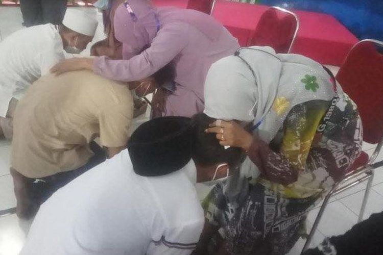 Warga binaan Rutan Situbondo menangis sembari memeluk usai membasuh kedua kaki ibu kandungnya(Surya.co.id/Izi Hartono)