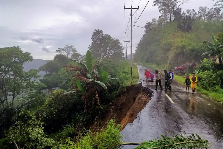 Foto : Curah hujan tinggi sepekan terakhir di Kecamatan Kuwus, Kabupaten Manggarai Barat, NTT, membuat beberapa ruas jalan ada amblas dan longsor. 