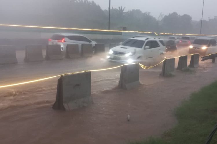 Banjir di Jalan Tol BSD, Tangerang Selatan, Kamis (1/12/2022).