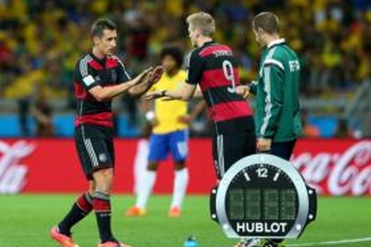 Pemain Jerman, Andre Schuerrle (kanan), menggantikan Miroslav Klose (kiri), pada laga melawan Brasil di semifinal Piala Dunia 2014 di Estadio Mineirao, Belo Horizonte, Selasa (8/7/2014).