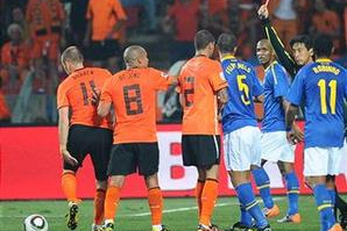 Gelandang Brasil, Felipe Melo (nomor 5), mendapat kartu merah setelah melanggar pemain Belanda, Arjen Robben, di babak perempat final Piala Dunia 2010 Afrika Selatan, Jumat (2/7/2010).