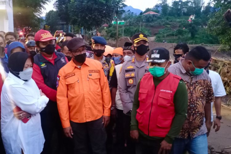 Menteri Sosial Tri Rismaharini didampingi Wakil Bupati Garut Helmi Budiman mengunjungi lokasi banjir bandang di Kampung Ciloa Desa Mekarwangi Kecamatan Sukawening, Senin (29/11/2021)