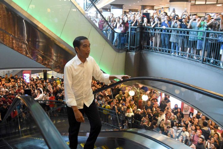 Calon Presiden petahana nomor urut 01 Joko Widodo (kiri) mengunjungi Mal Grand Indonesia, Jakarta, Sabtu (20/4/2019).