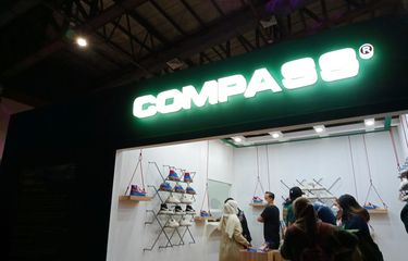Koleksi sepatu Compass/347 dan booth unik dengan replika tempat tidur Nyi Roro Kidul di acara Urban Sneaker Society (USS) 2021, di JCC Senayan.