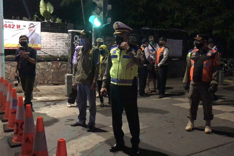 Direktur Lalu Lintas Polda Metro Jaya, Kombes Pol Sambodo Purnomo Yogo memimpin penyekatan Jalan Raya Kemang tepatnya di perempatan McDonalds Kemang, Bangka, Mampang Prapatan, Jakarta Selatan pada Senin (21/6/2021) malam.