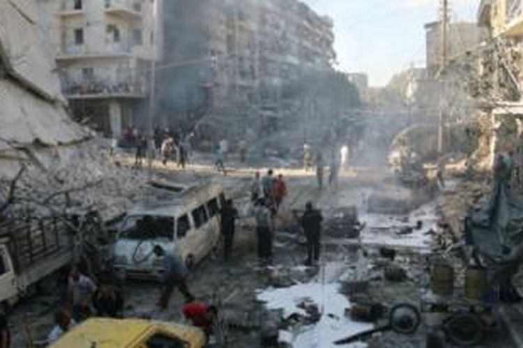 Laporan pegiat setempat menyebutkan helikopter pemerintah menjatuhkan tiga bom di Aleppo.