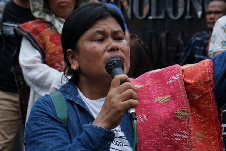Veronika Siallagan, cucu dari Sorbatua, berunjuk rasa untuk menuntut pembebasan kakeknya di depan Polda Sumatra Utara pada Minggu (23/03/2024)