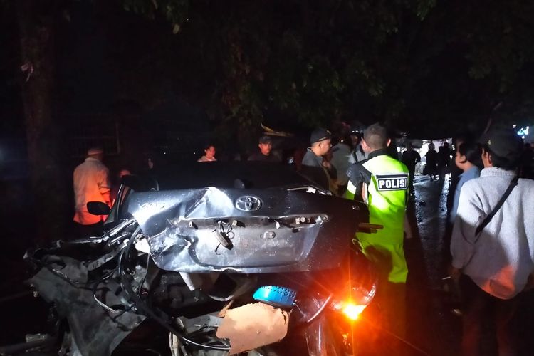 Salah satu kendaraan roda empat yang mengalami kecelakaan di Jalan Raya Sukaraja. Minggu (24/11/2024) malam.