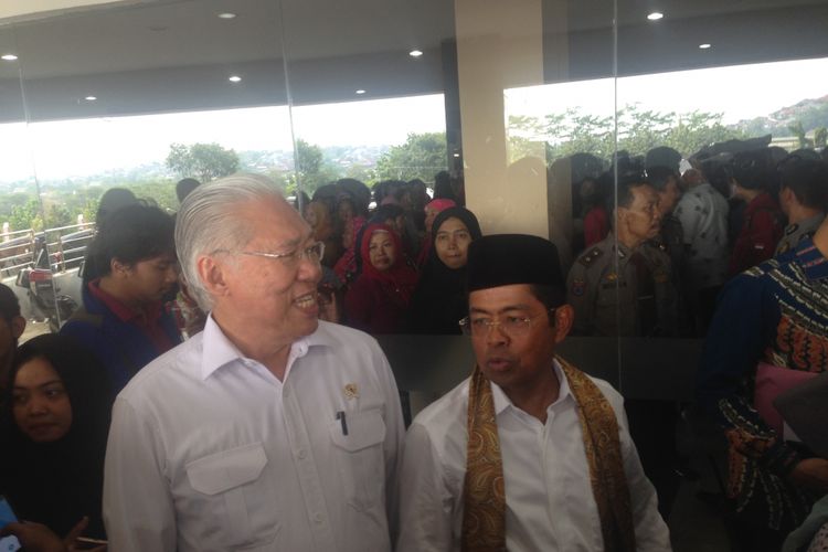 Menteri Perdagangan Enggartiasto Lukita bersama Menteri Sosial Idrus Marham seusai acara di Semarang, Rabu (16/5/2018)