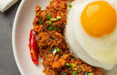 Ilustrasi nasi dan telur. Efek hanya makan nasi dan telur setiap hari.